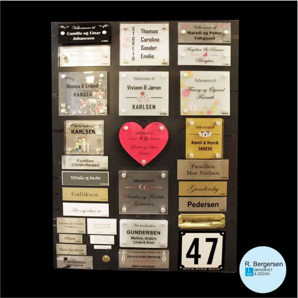 Familie dørskilt med figurer av mor, far, barn og hund