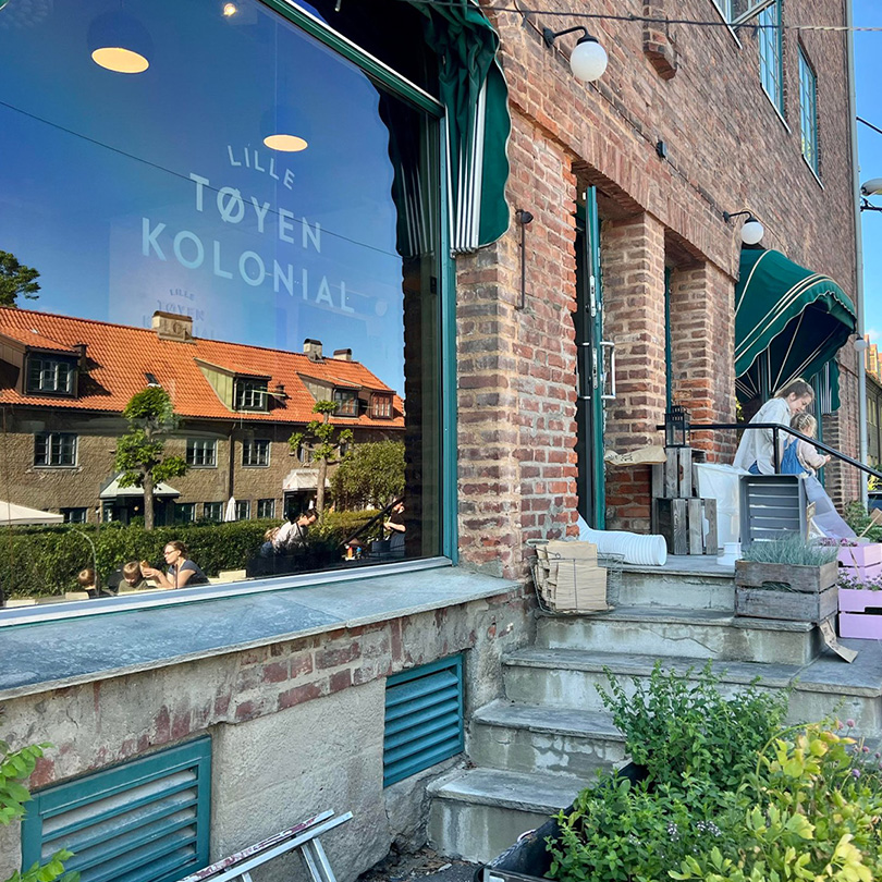 Arbeid utført på Tøyen Kolonial er solfilm og vindusfolie.